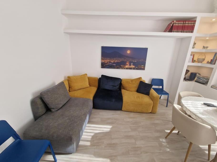 Pastel Blue House X 5 People In Corso Above Metro Montesanto Apartment Napoli Bagian luar foto