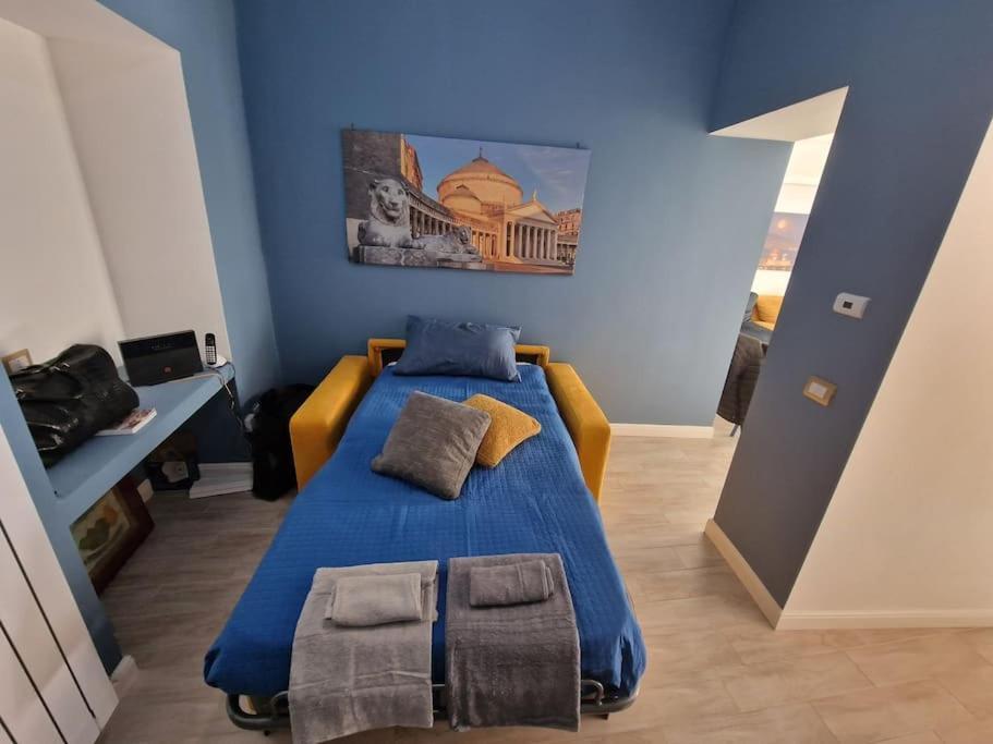 Pastel Blue House X 5 People In Corso Above Metro Montesanto Apartment Napoli Bagian luar foto